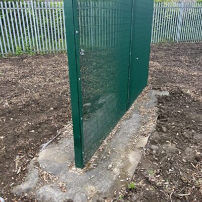 Forebygging av ugress langs gjerde Forebygging av ugress langs gjerde